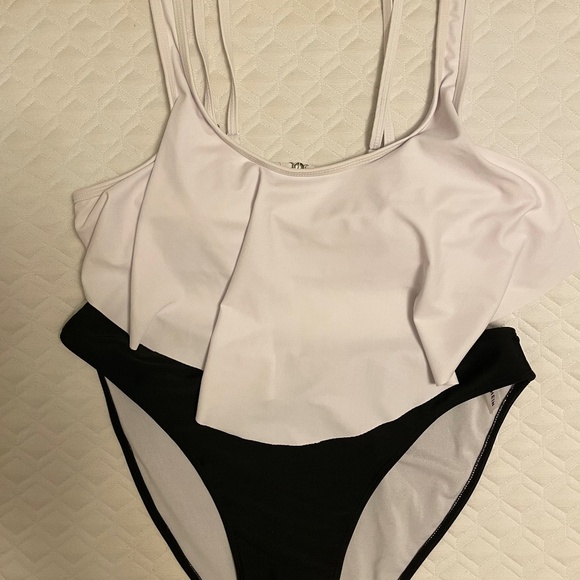 Cupshe Two Piece Swimsuit Size 2XL - Picture 1 of 2